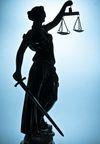 Schatten-Justitia hellblauer Hintergrund