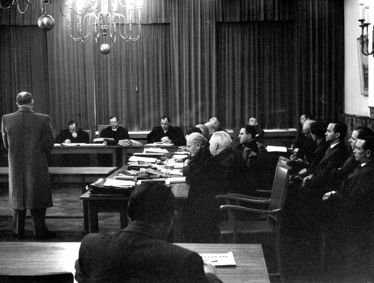 Blick in den Gerichtssaal in Arnsberg (Westfalen) am 10.12.1957 während der Vernehmung eines Zeugen.