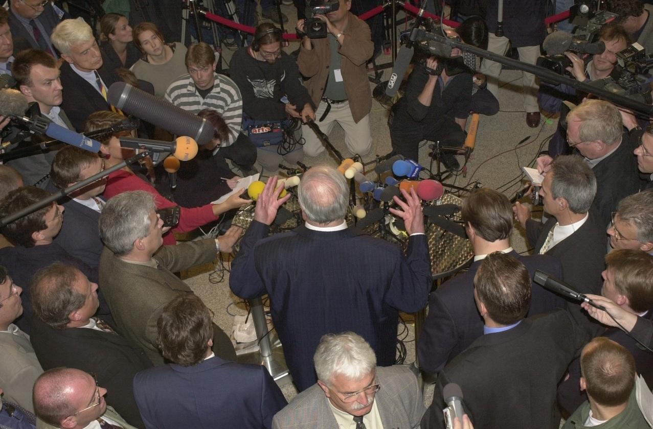 Berlin: Umringt von Kameraleuten und Fotografen gibt Alt-Kanzler Helmut Kohl am 29.06.2000 eine spontane Pressekonferenz in Berlin. Der Politker war vorher vom Bundestagsuntersuchungsausschuss zur CDU-Spendenaffäre gehört worden.