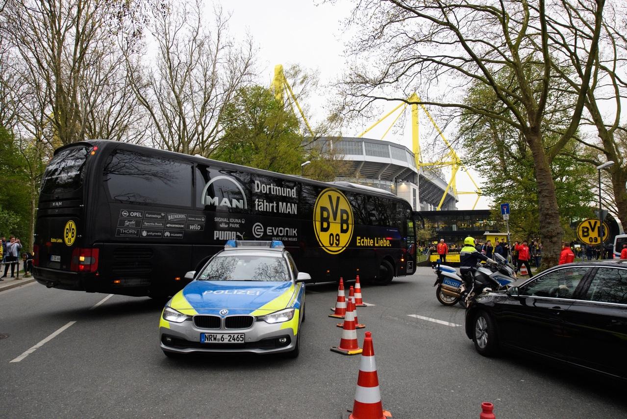 Im April 2017 wurde auf den Mannschaftsbus von Borussia Dortmund ein Anschlag verübt, in dem drei Sprengsätze gezündet wurden. Laut Anklage hatte Sergej W. in Folge des Anschlags auf einen fallenden Börsenkurs der BVB-Aktie spekuliert, was ihm einen sechsstelligen finanziellen Vorteil eingebracht hätte.