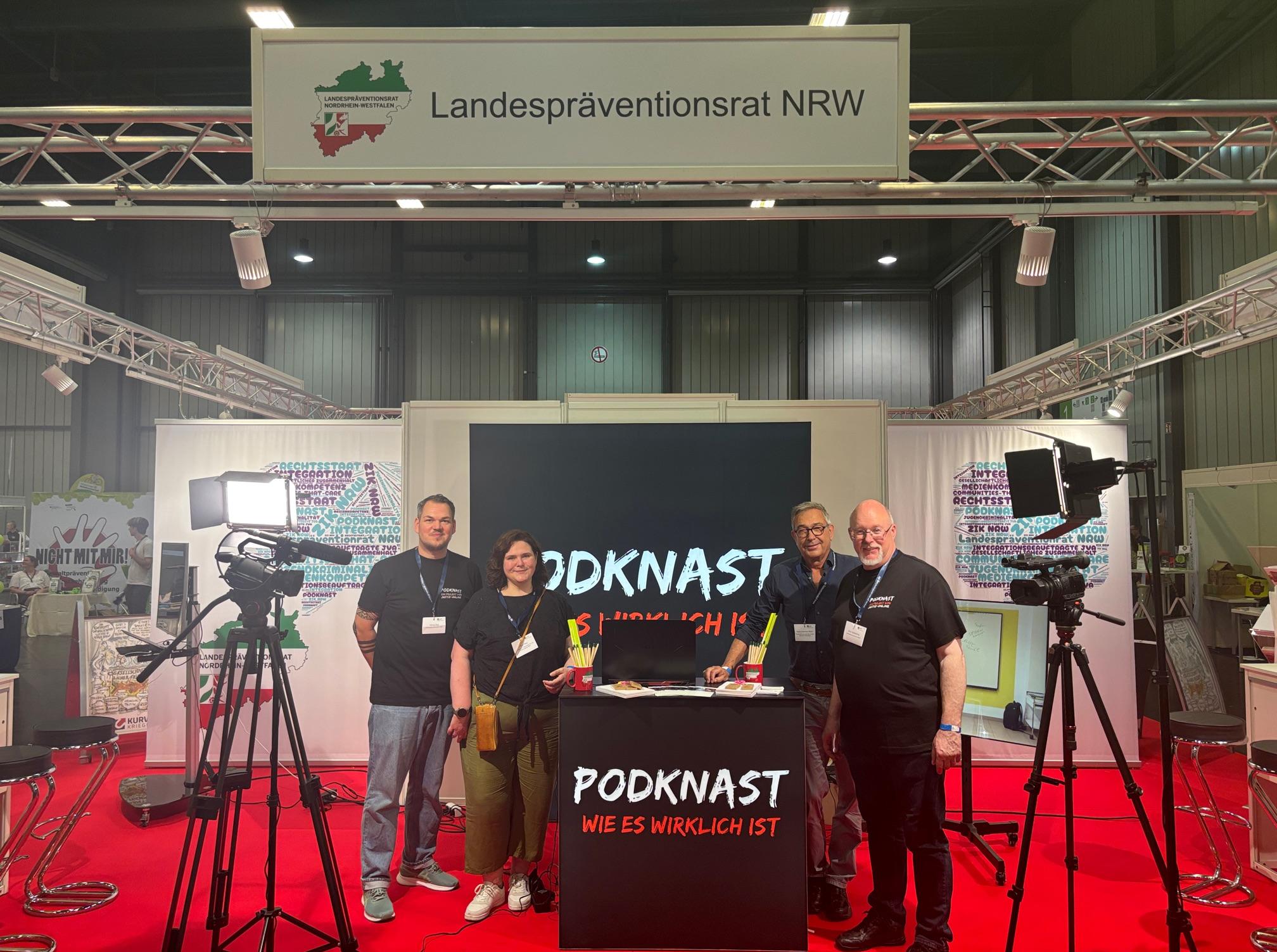 Teilnehmende am Stand des LPR NRW beim 30. Deutschen Präventionstag in Augsburg
