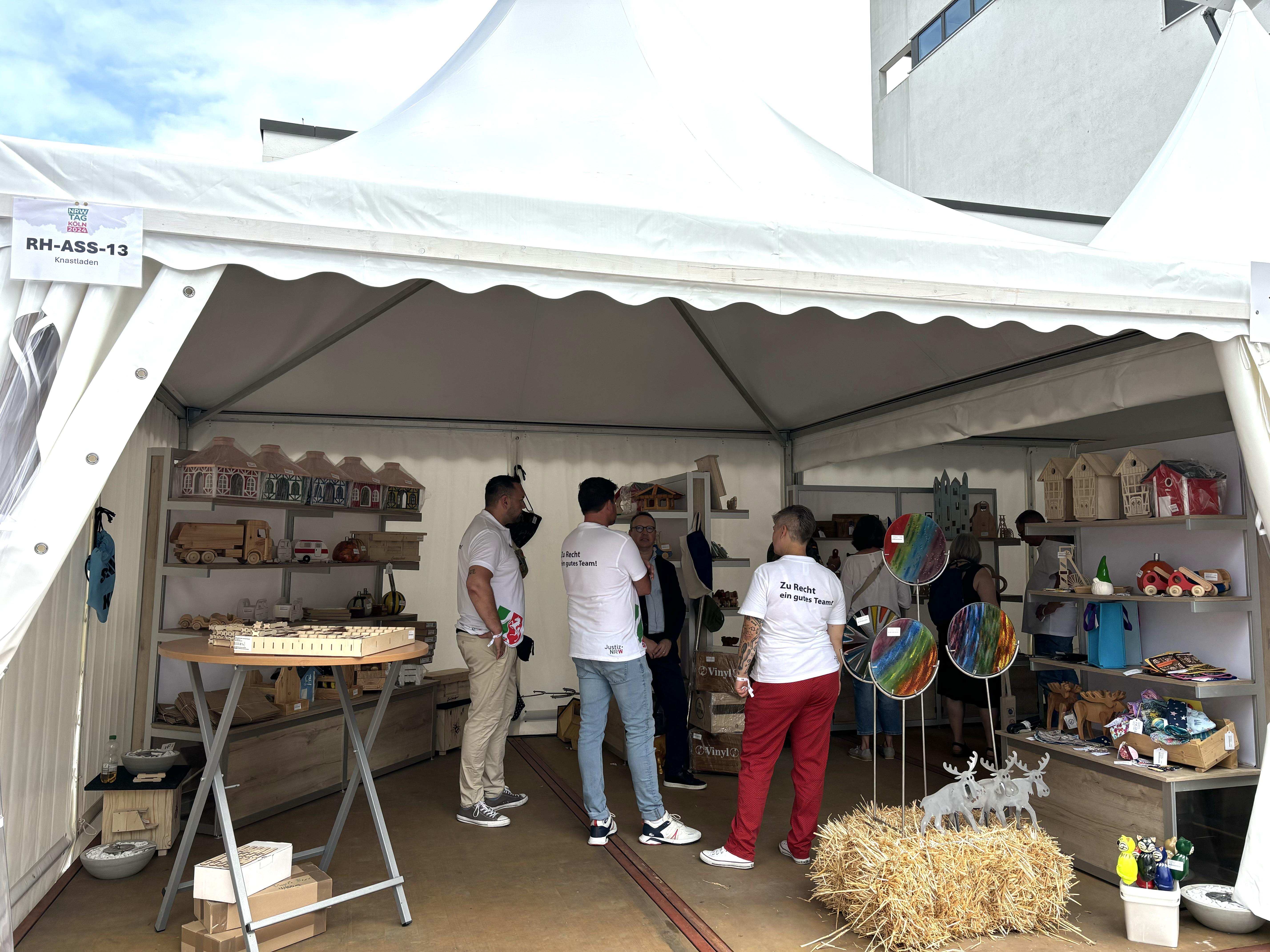 Justizminister Dr. Benjamin Limbach mit Mitarbeitern der Justiz im Gespräch