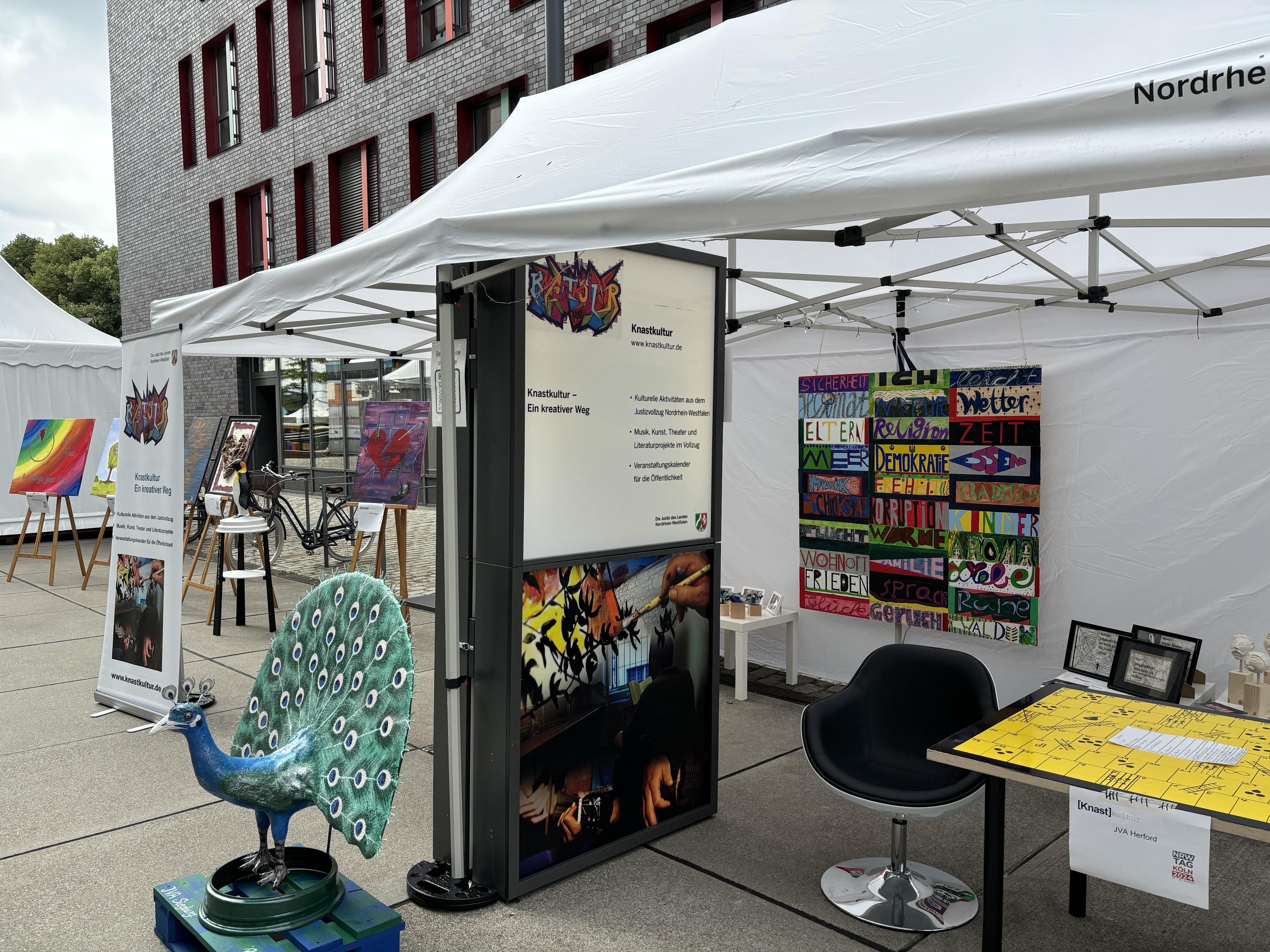 Stand mit Kunstgegenständen