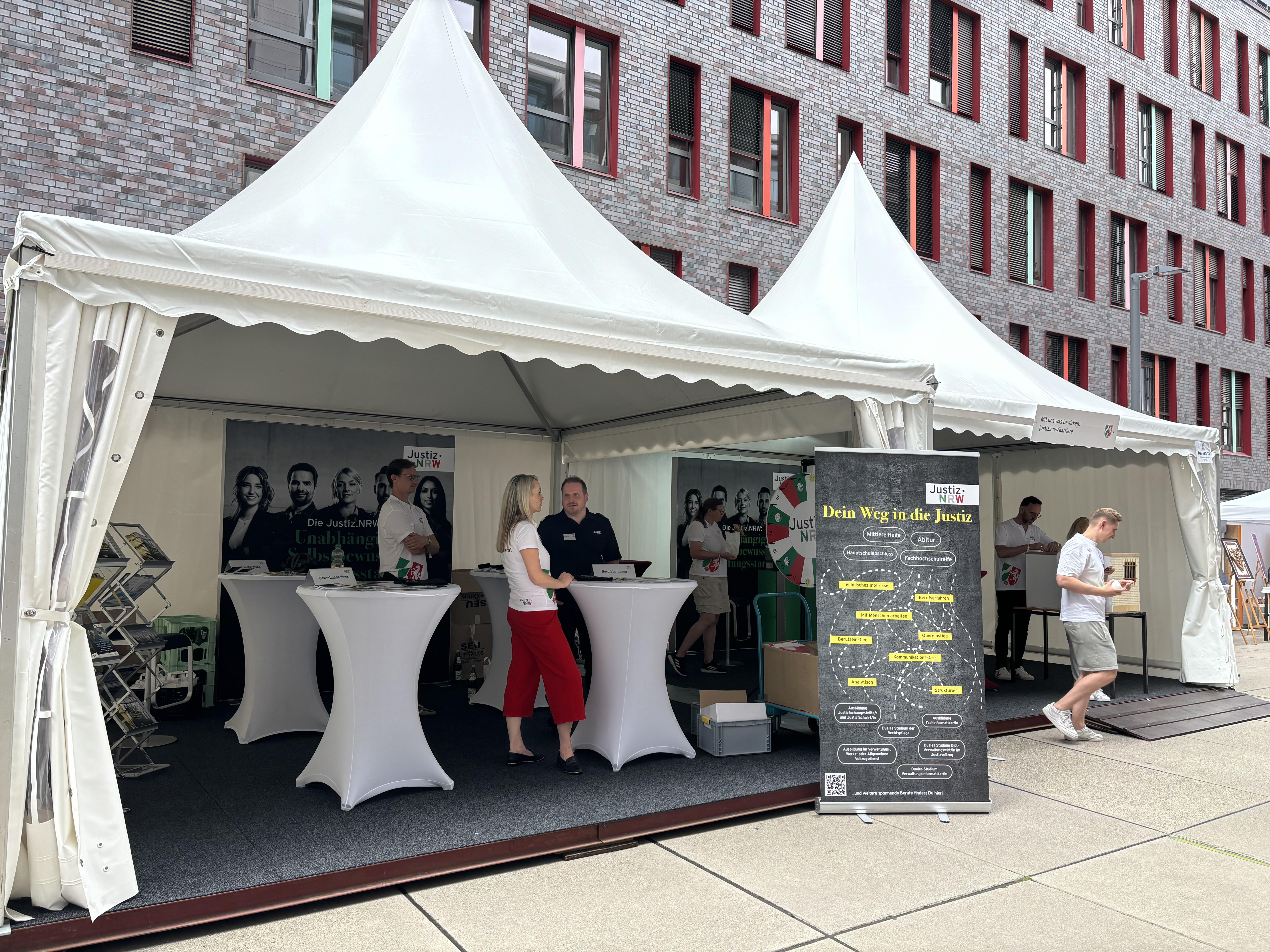 Mitarbeiter der Justiz Am Infostand