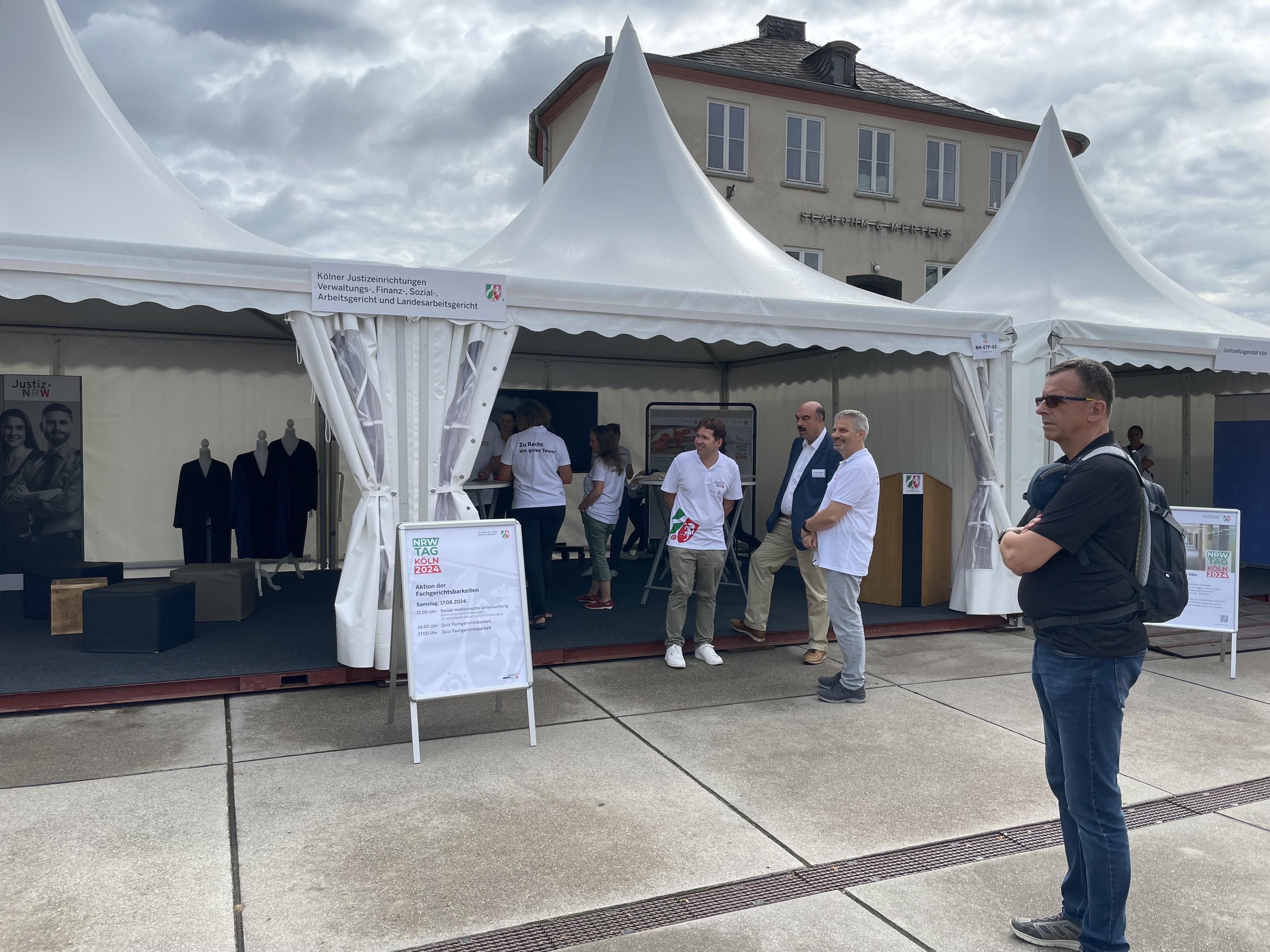 Justizmitarbeiter vor Infostand