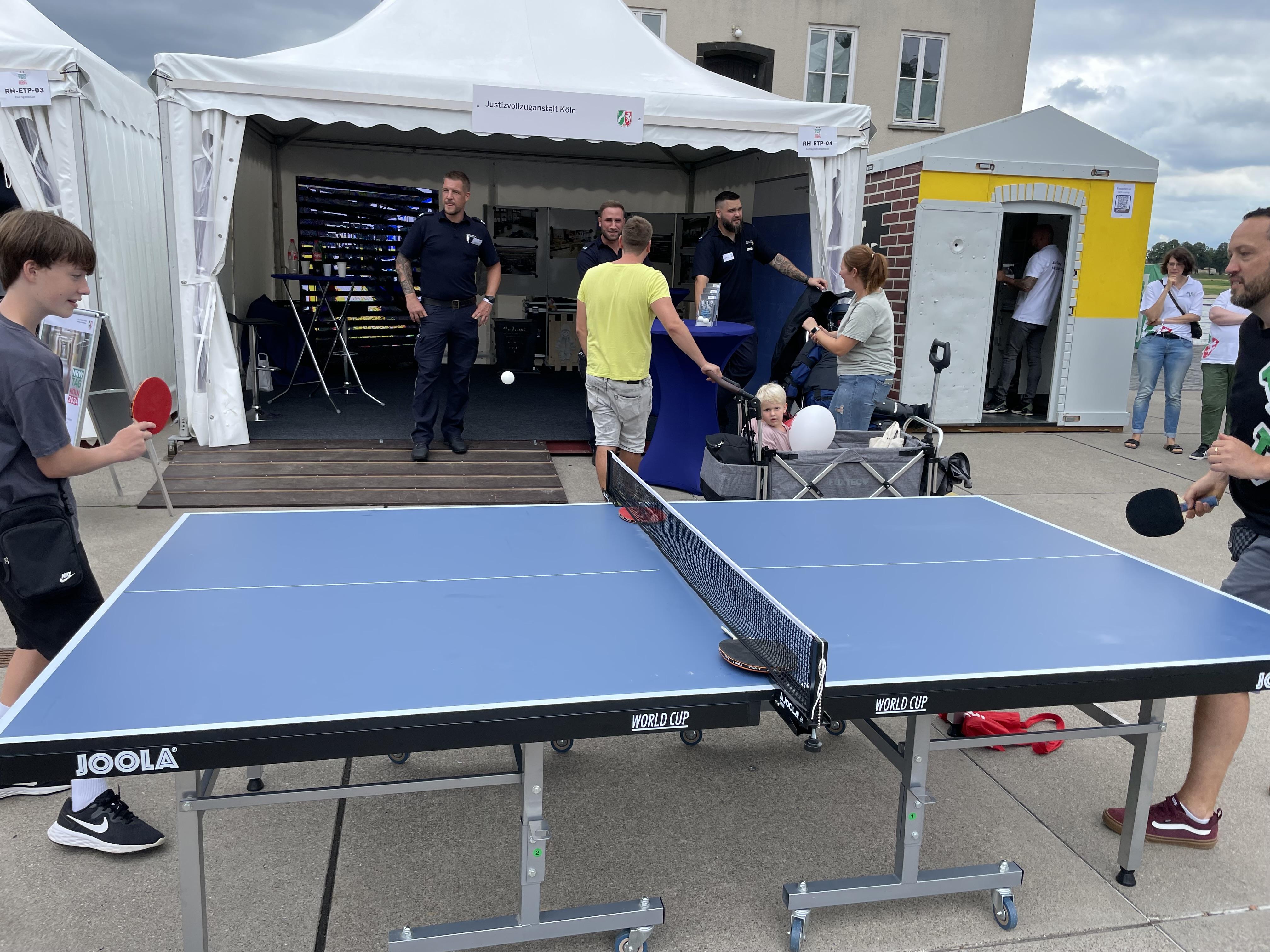 Tischtennisplatte vor einem Infostand