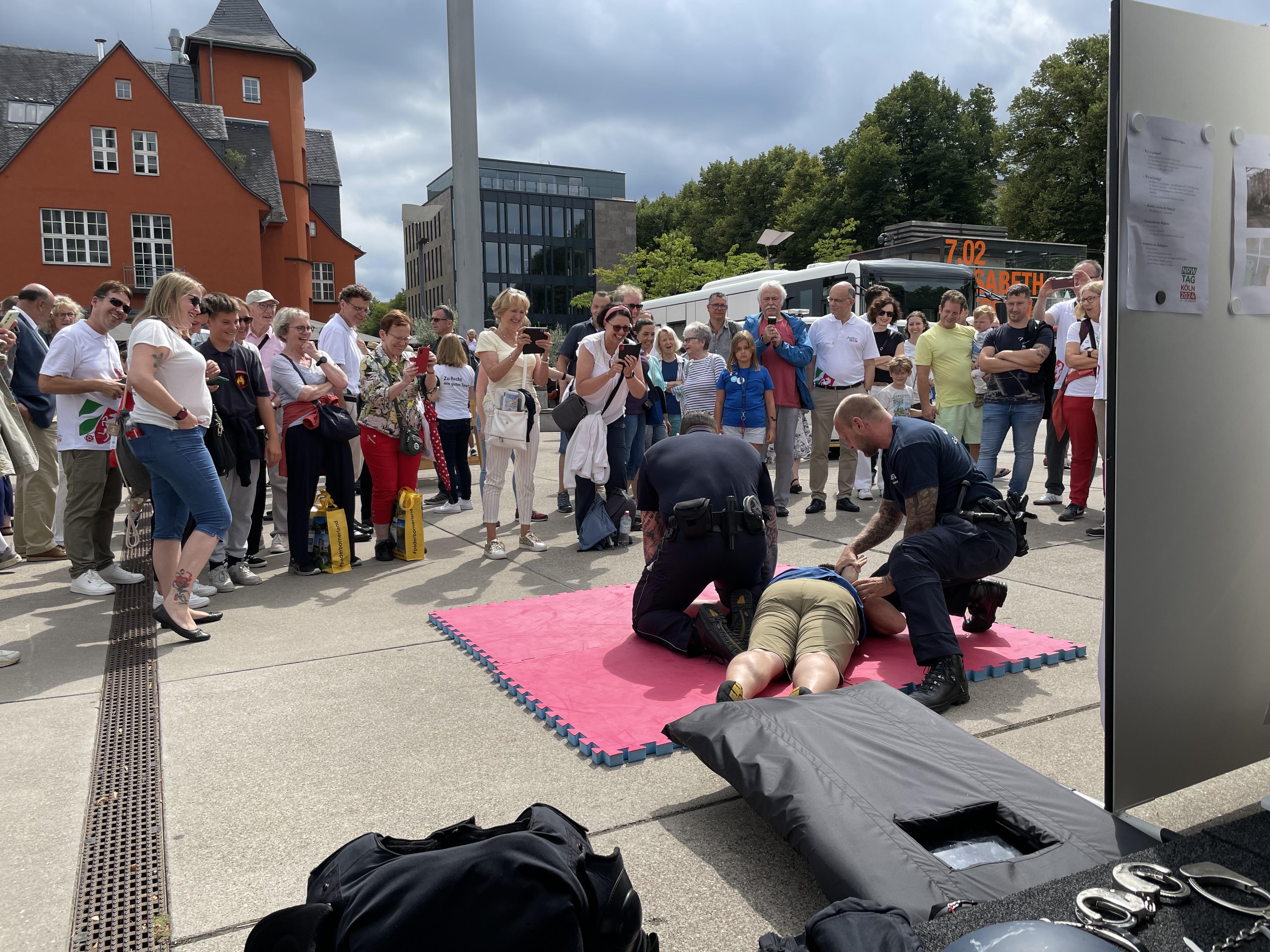 Person wird auf dem Boden fixiert