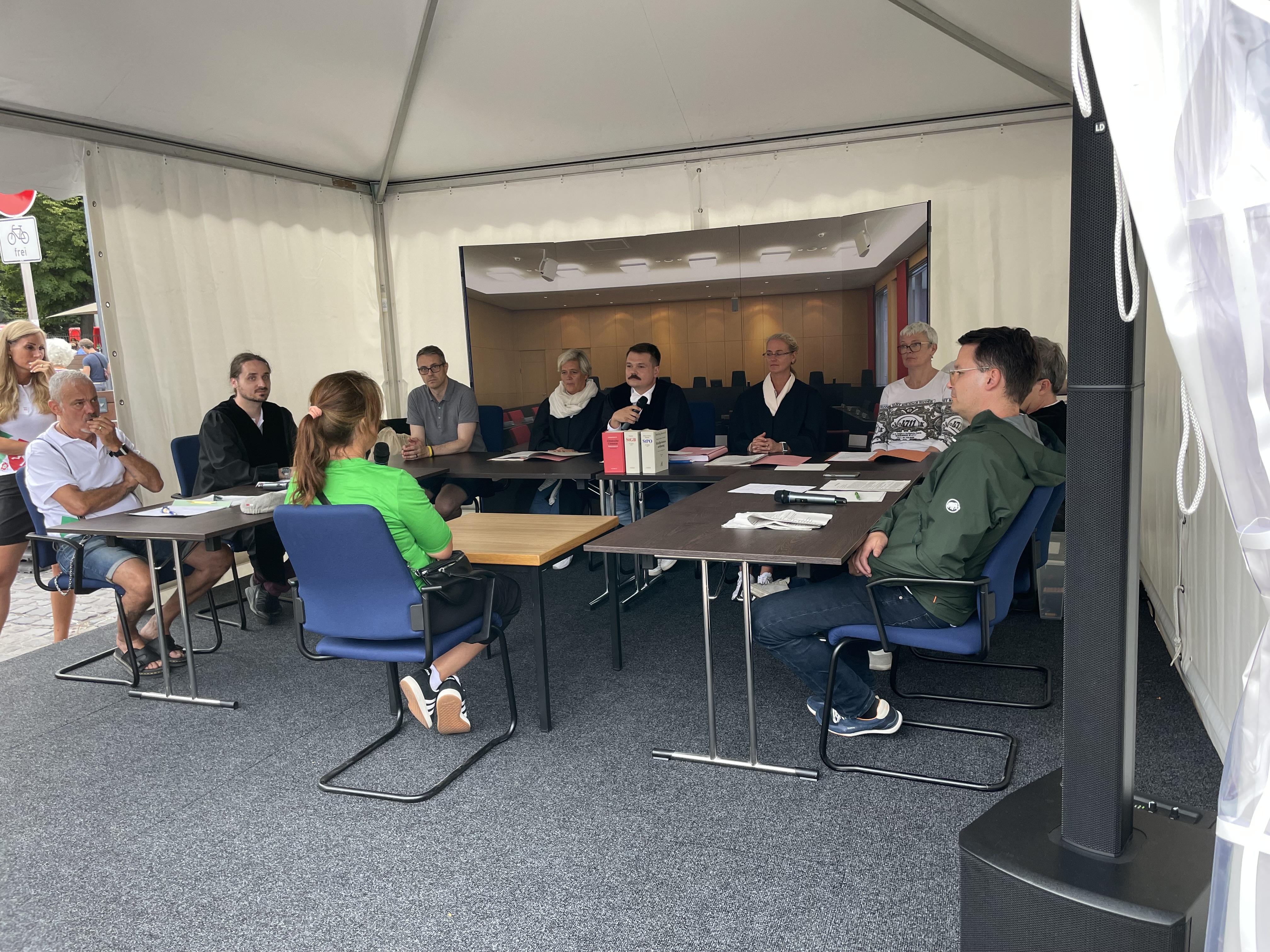 nachgestellte Gerichtsverhandlung