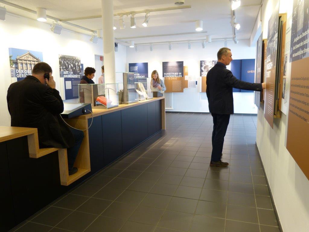 Dauerausstelung mit Besucherinnen und Besuchern