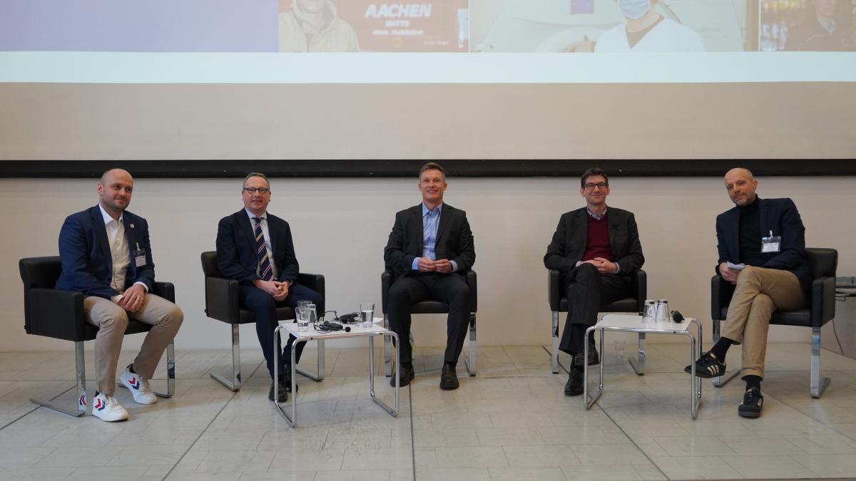 Podium bei der Fachtagung #sicherimDienst 