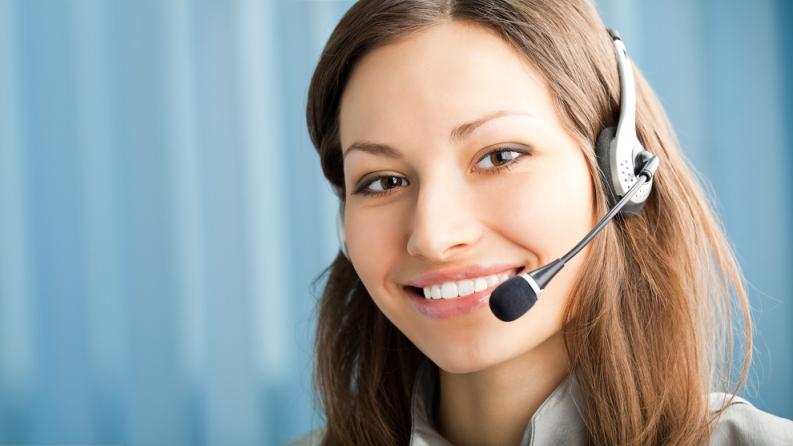 Service-Mitarbeiterin eines Callcenters