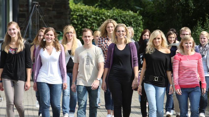 Gruppen von jungen Menschen