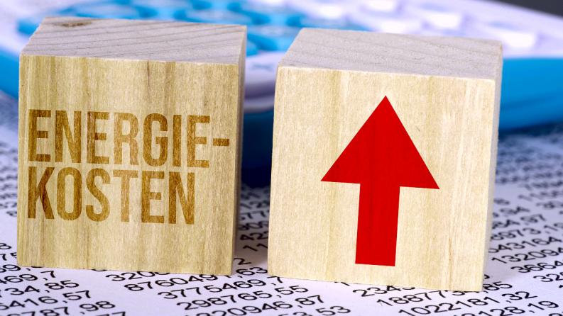 Zwei Würfel mit der Aufschrift "Energiekosten" und einem Pfeil der nach oben zeigt