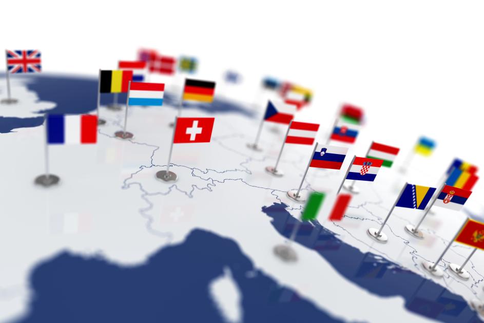Europa-Karte mit Länder-Flaggen