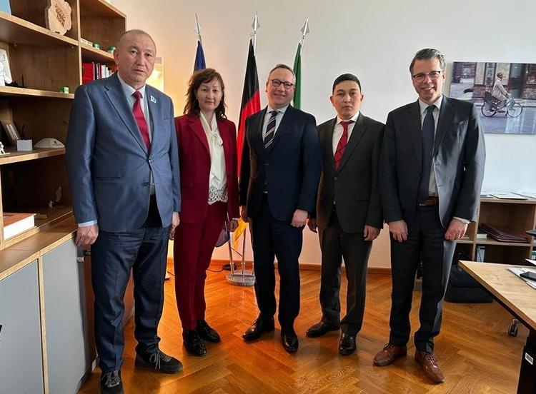 Kasachische Delegation mit Justizminister Limbach