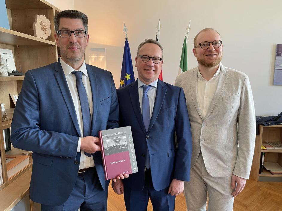 Minister der Justiz Dr. Limbach stellt Band zur „Wehrmachtjustiz“ vor