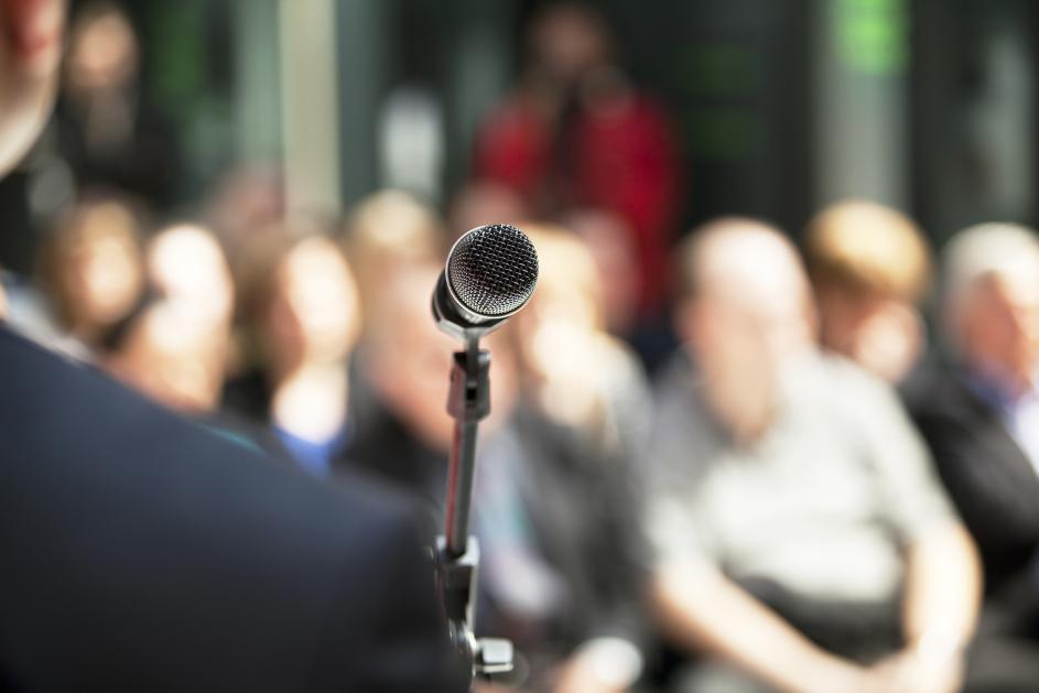 Person steht vor Mikrofon
