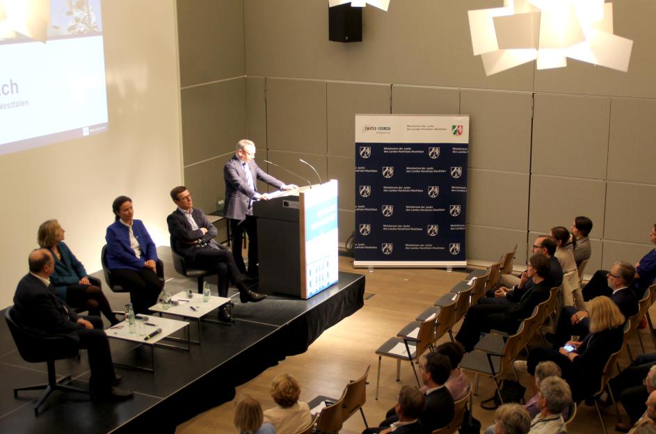 Podiumsdiskussion zum Thema Menschenrechte