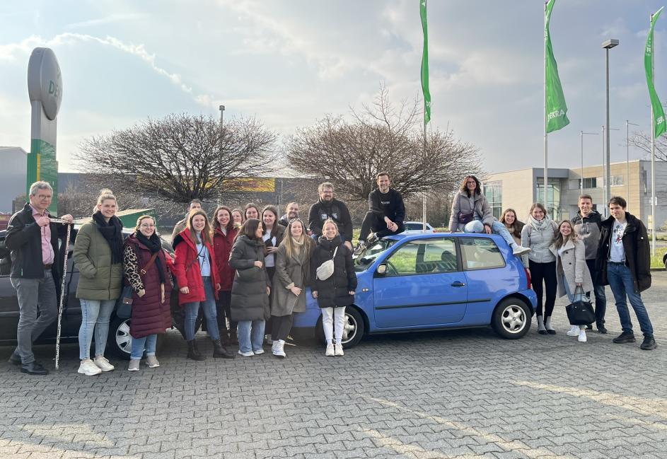 Studiengruppen der Fachhochschule für Rechtspflege bei einer Verkehrsschulung