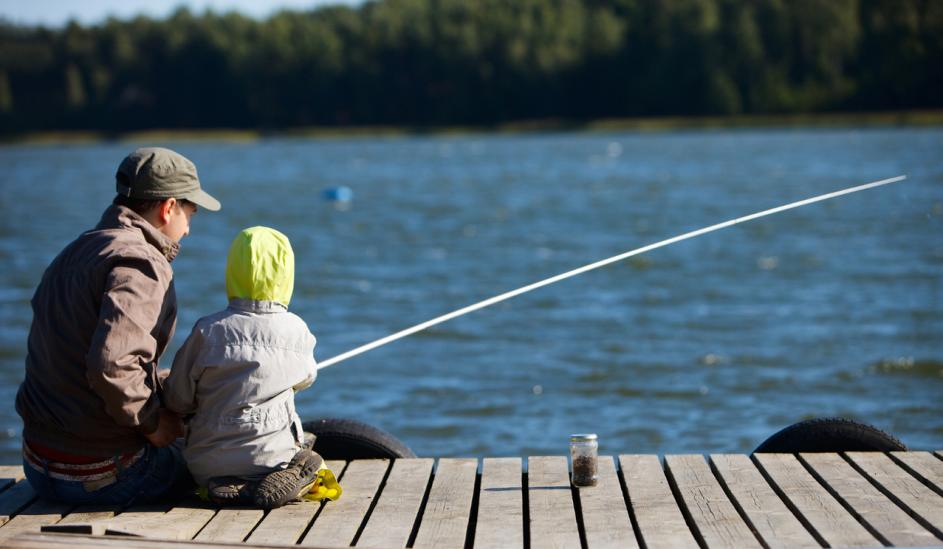 Vater und Sohn beim Angeln am See