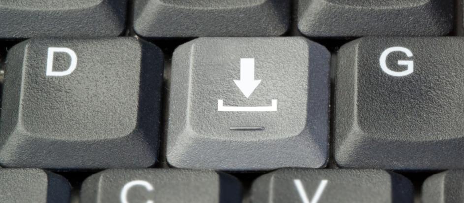 Nahaufnahme einer Tastatur mit einer ausgetauschten Taste