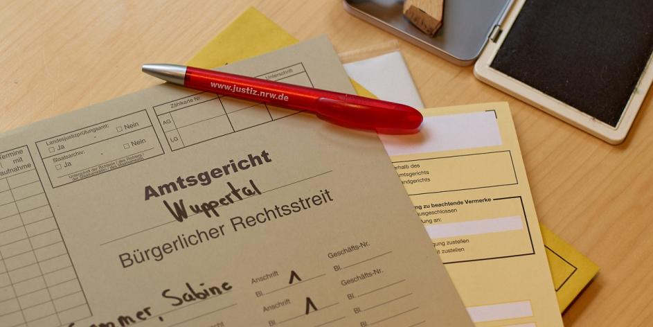 Akte mit Stift und Stempel
