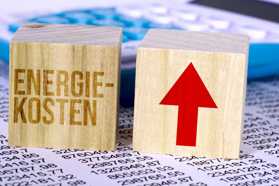 Zwei Würfel mit der Aufschrift "Energiekosten" und einem Pfeil der nach oben zeigt