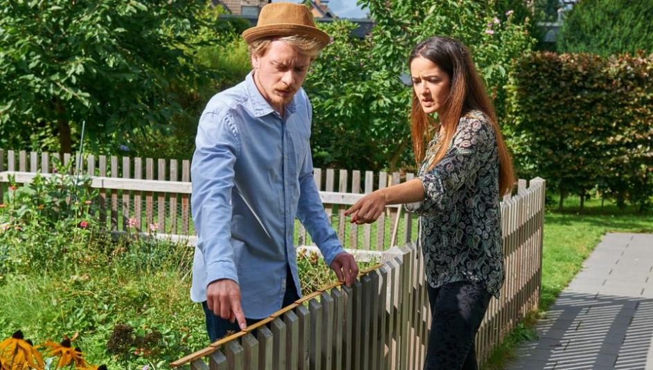 Streitende Nachbarn am Gartenzaun
