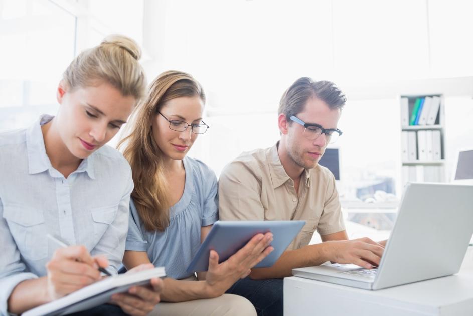 Menschen mit Notebook und Tablet
