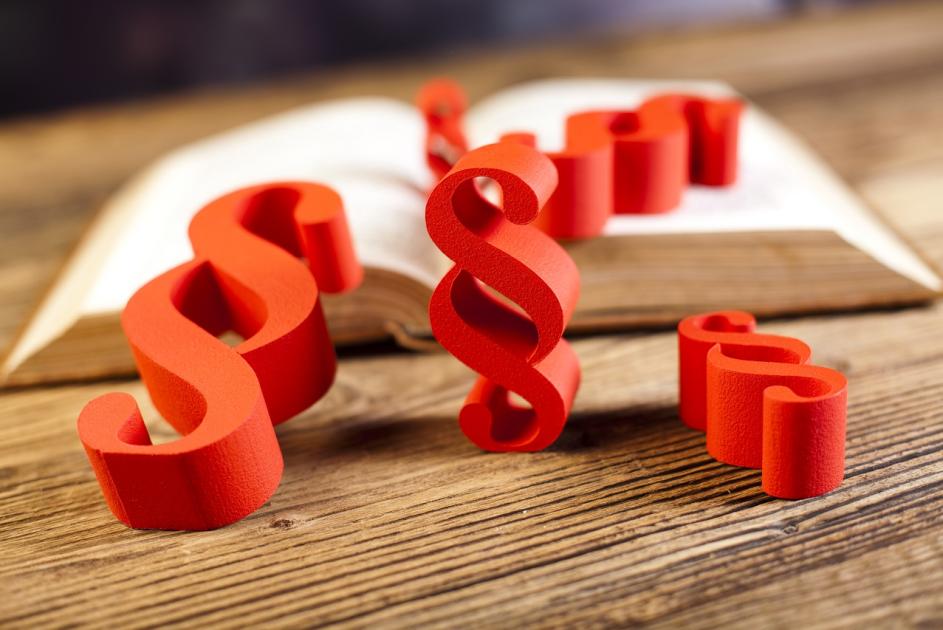 Paragraphen und Gesetzbuch