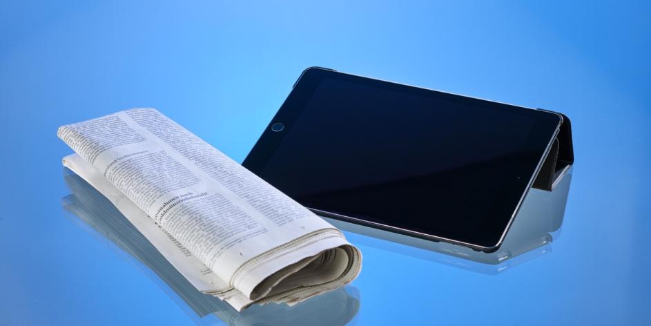 Zeitung mit Tabletständer