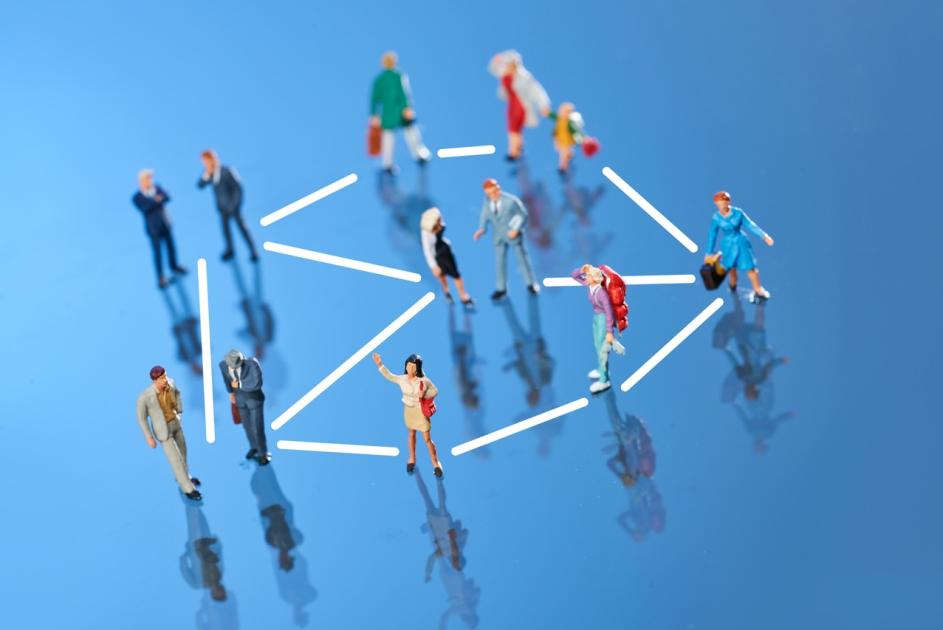 Miniaturmenschen mit Strichen verbunden