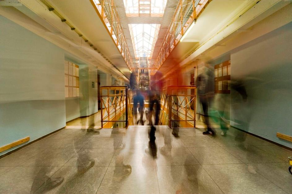 Flur JVA mit verschwommenen Menschen