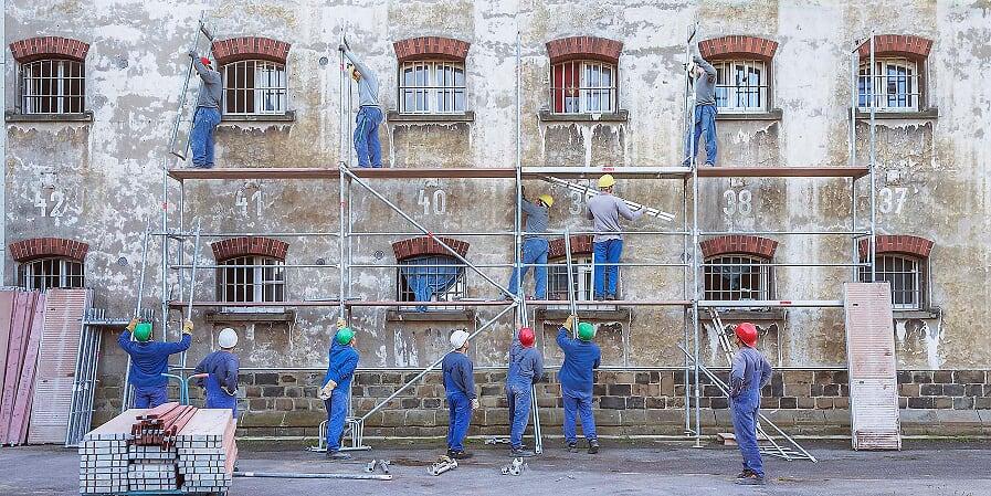 Gerüstaufbau vor JVA Mauer
