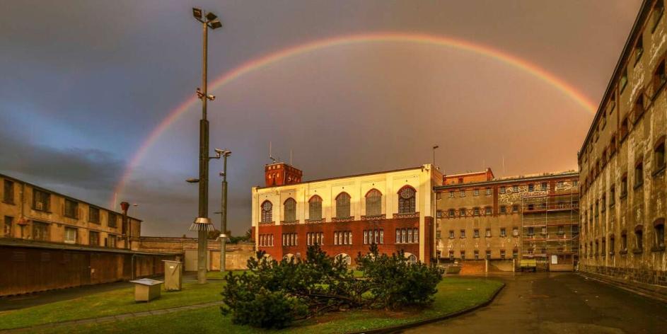 Regenbogen über Innenhof JVA