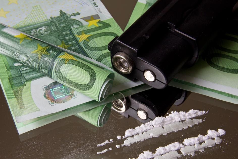 Waffe, Geld und Kokain