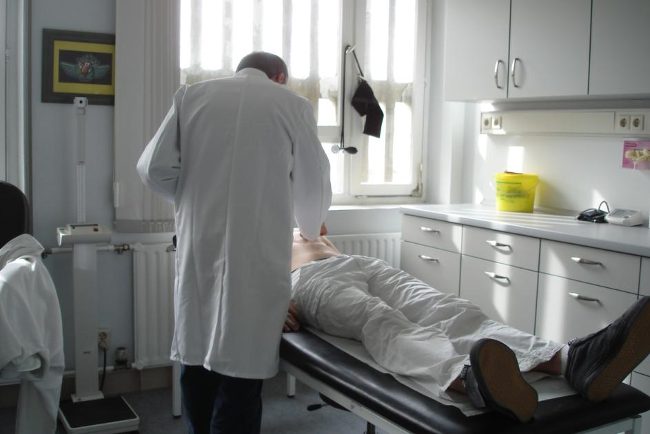 Arzt behandelt Inhaftierten in JVA