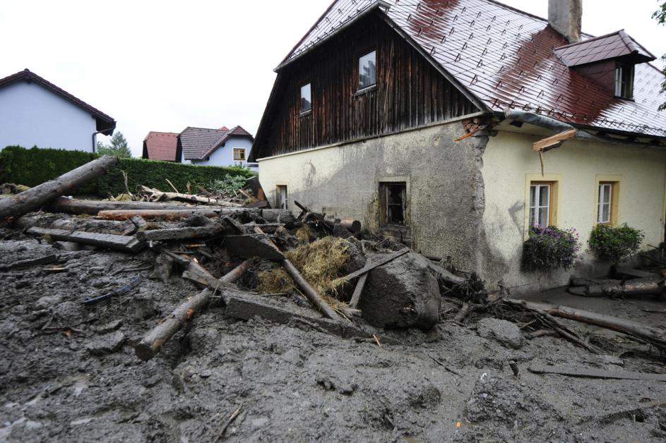 beschädigtes Haus nach Überschwemmung
