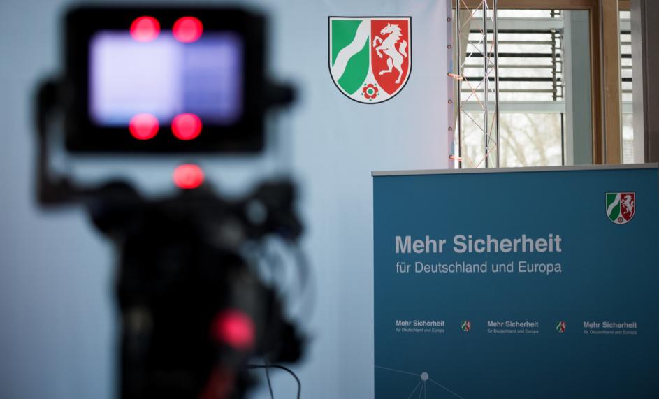 unscharfe Kamera / Landeswappen und Banner