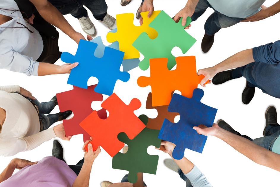 Hände und Puzzle