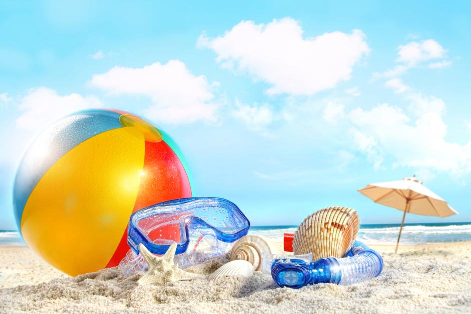 Strand mit Ball und Taucherbrille