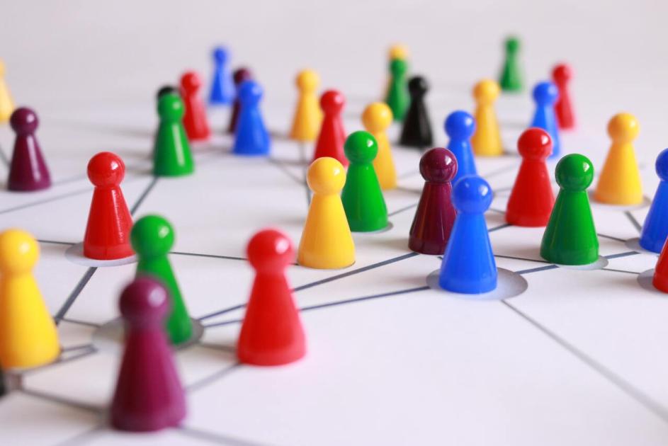Spielfiguren auf Linien