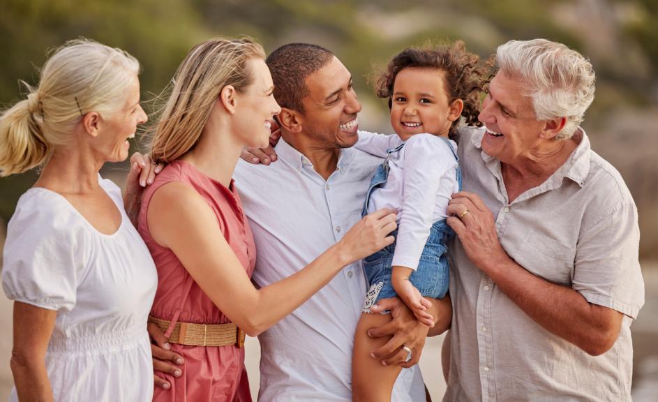 Familie mit Kind und Großeltern