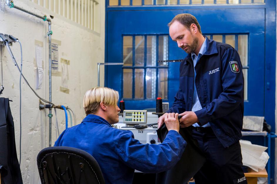 Inhaftierter und Mitarbeiter einer JVA bei der Arbeit