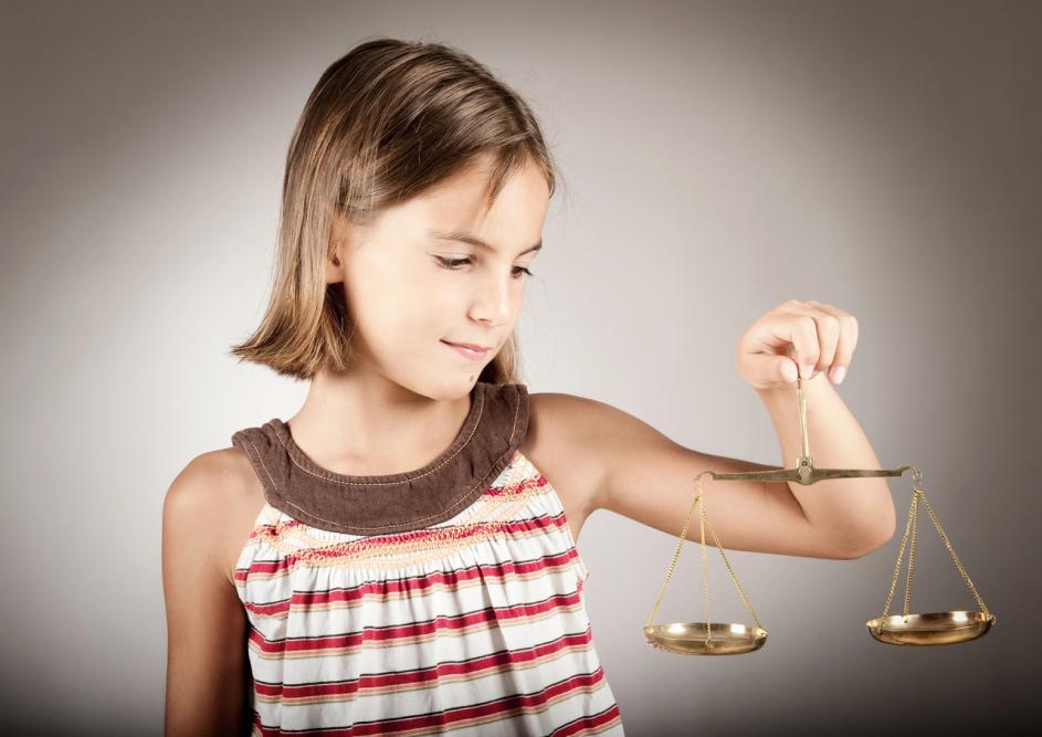 Kind und Justiz-Waage