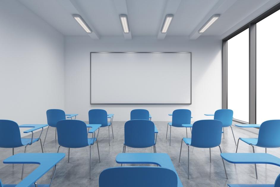 Moderner Schulungsraum mit Whiteboard und blauen Stühlen