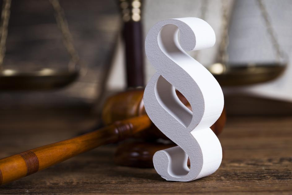 Paragraphenzeichen und Richterhammer