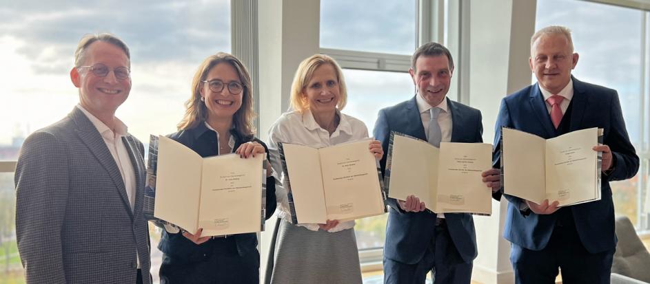 Vizepräsident Olaf Wicher gratuliert zur Beförderung.