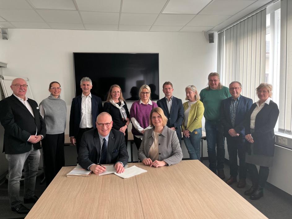 Foto_von_der_Unterzeichnung_der_Inklusionsvereinbarung
