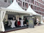 Mitarbeiter der Justiz Am Infostand